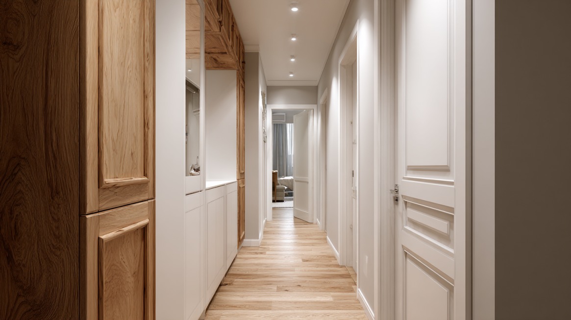 Svetao hodnik sa belim vratima i drvenim elementima