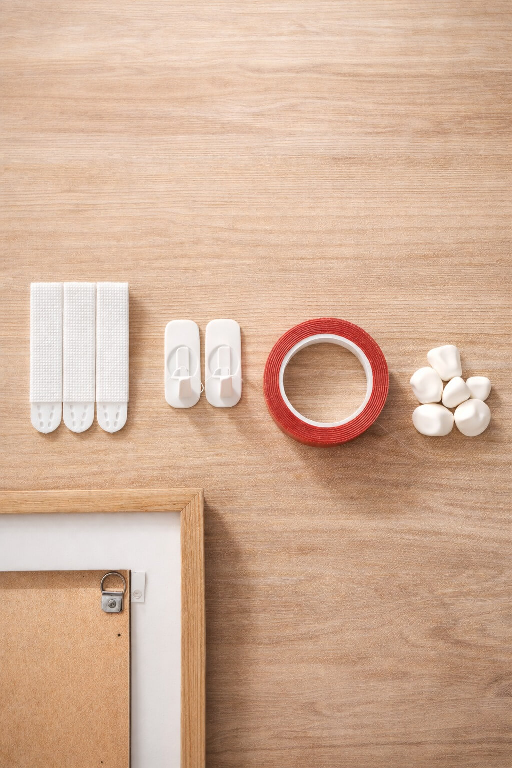 Samolepljive trake, kukice i montažna traka za kačenje slika bez bušenja