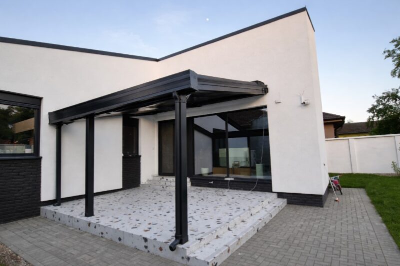 Moderna nadstrešnica sa integrisanim odvodom za kišnicu