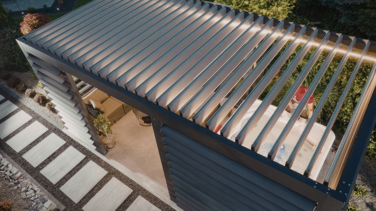 Moderna pergola sa metalnim lamelama iz ptičje perspektive u uređenom dvorištu