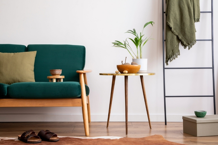 mid-century-enterijer-zelena-sofa-drveni-namestaj